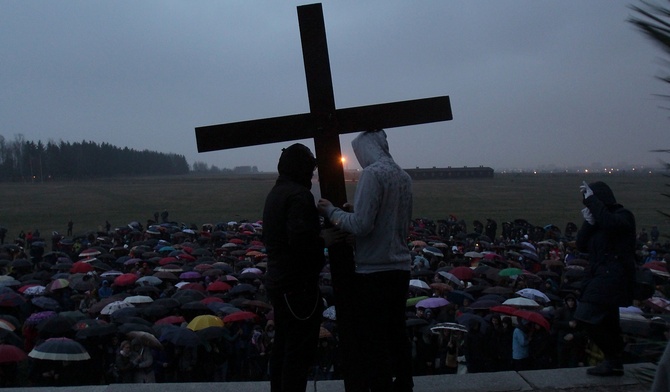 Droga Krzyżowa na Majdanku jest zawsze niezwykłym wydarzeniem. 