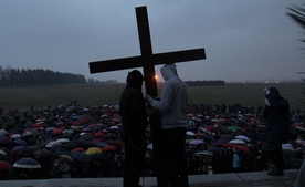 Droga Krzyżowa na Majdanku jest zawsze niezwykłym wydarzeniem. 