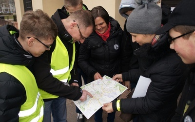 Uczestnicy Ekstremalnej Drogi Krzyżowej zapoznają się z jej 30-kilometrową trasą