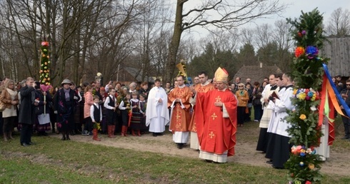 Bp Henryk Tomasik święci pola radomskiego skansenu
