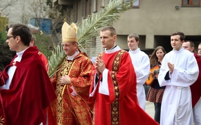 W procesji z palmami do katedry młodzi diecezji bielsko-żywieckiej szli ze swoimi duszpasterzami i biskupami: Romanem Pindlem i Piotrem Gregerem