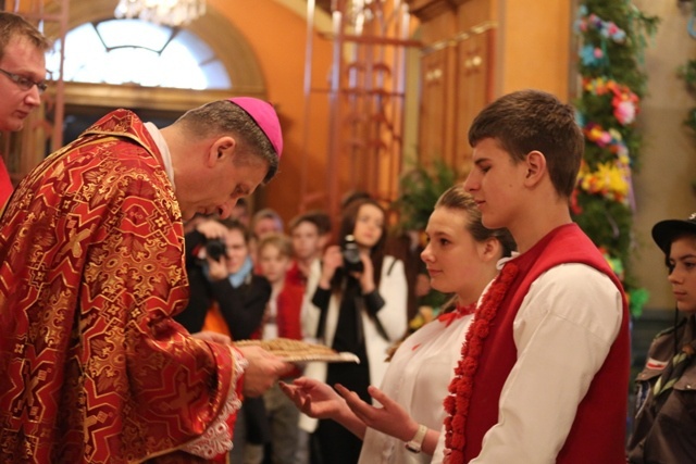 Niedziela Palmowa - młodzi z biskupem