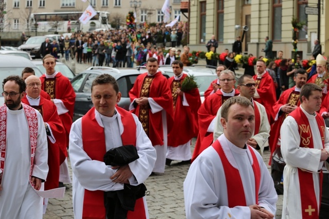 Niedziela Palmowa - młodzi z biskupem