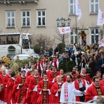 Niedziela Palmowa - młodzi z biskupem