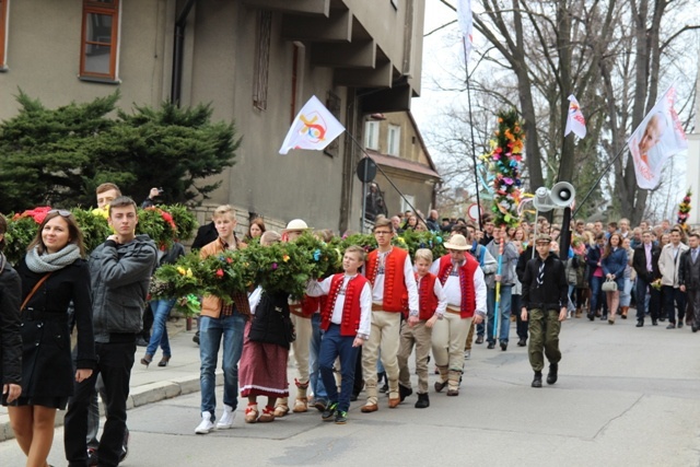 Niedziela Palmowa - młodzi z biskupem