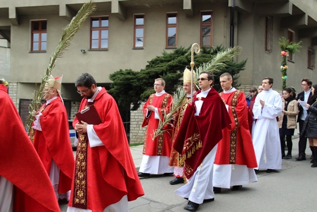 Niedziela Palmowa - młodzi z biskupem