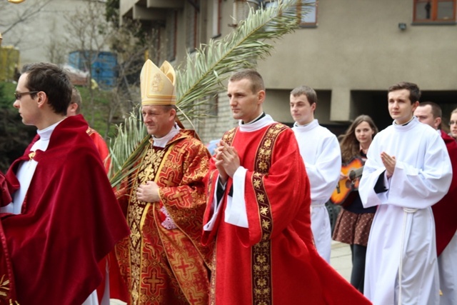 Niedziela Palmowa - młodzi z biskupem