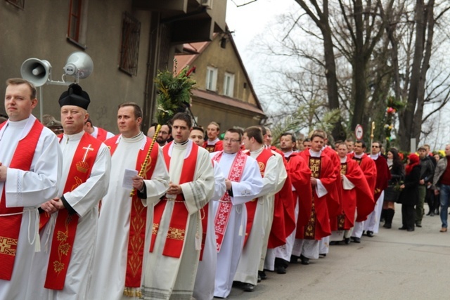 Niedziela Palmowa - młodzi z biskupem