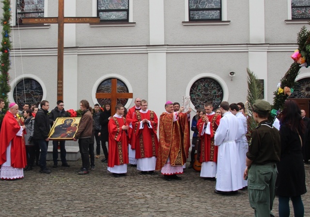 Niedziela Palmowa - młodzi z biskupem