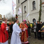 Niedziela Palmowa - młodzi z biskupem