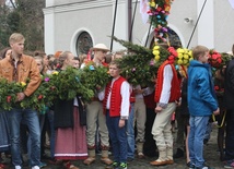 Niedziela Palmowa - młodzi z biskupem