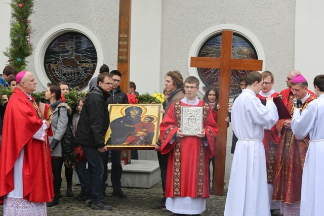 Niedziela Palmowa - młodzi z biskupem