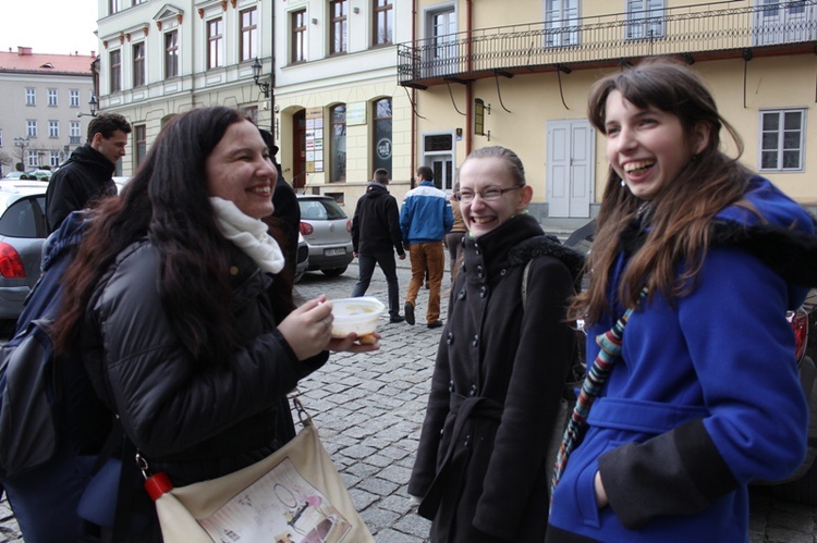 Niedziela Palmowa - Msza św. i świętowanie przed katedrą