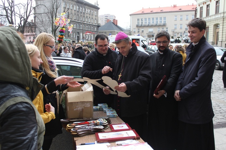 Niedziela Palmowa - Msza św. i świętowanie przed katedrą