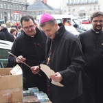 Niedziela Palmowa - Msza św. i świętowanie przed katedrą