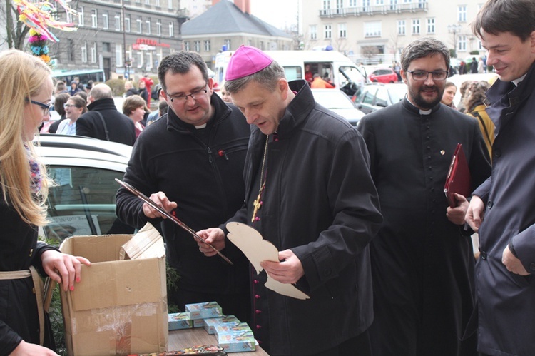 Niedziela Palmowa - Msza św. i świętowanie przed katedrą