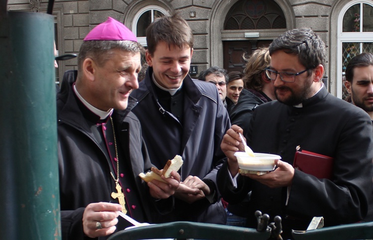 Niedziela Palmowa - Msza św. i świętowanie przed katedrą