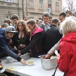 Niedziela Palmowa - Msza św. i świętowanie przed katedrą