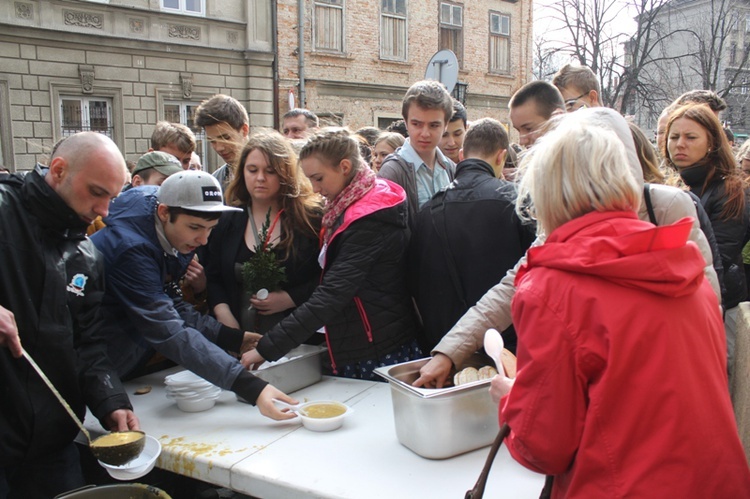 Niedziela Palmowa - Msza św. i świętowanie przed katedrą