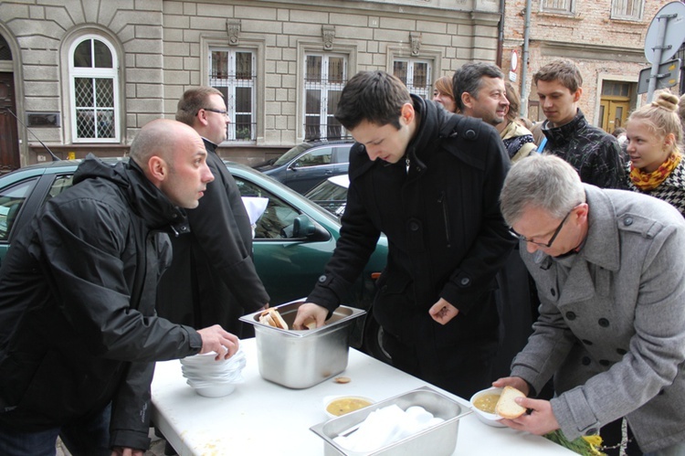 Niedziela Palmowa - Msza św. i świętowanie przed katedrą