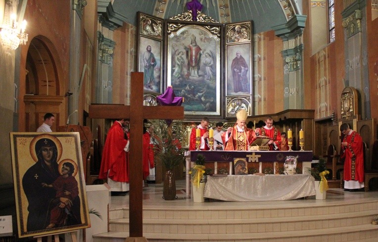 Niedziela Palmowa - Msza św. i świętowanie przed katedrą