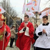 Procesja z palmami przed bazyliką katedralną w Łowiczu