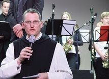  Ojciec Jakob Schwinde uważa, że nawet łatwa muzyka, niemająca nic wspólnego z religią, jest rodzajem ewangelizacji 