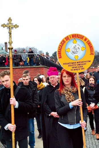  W Drodze Krzyżowej na wałach jasnogórskich z maturzystami szedł bp Andrzej F. Dziuba 