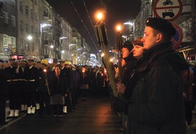 Między stacjami drewniany krzyż nieśli wierni związani z miastem