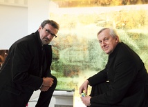 Proboszcz ks. Wojciech Chistowski wraz z Mariuszem Drapikowskim  przy panelu z całunem jeszcze przed jego montażem