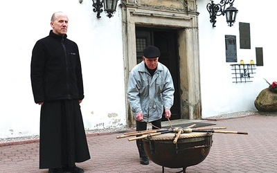  Marian Rachudała i proboszcz ks. Stanisław Styś przed wejściem do kościoła, gdzie barabaniarze bębnią  przed Rezurekcją