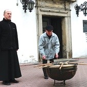  Marian Rachudała i proboszcz ks. Stanisław Styś przed wejściem do kościoła, gdzie barabaniarze bębnią  przed Rezurekcją