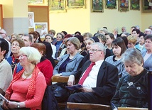  Aula w dolnym kościele św. Jakuba wypełniła się uczestnikami konferencji