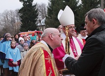  Cześć relikwiom św. Jana Pawła II oddaje proboszcz Siedlisk-Bogusz ks. Ryszard Radoń