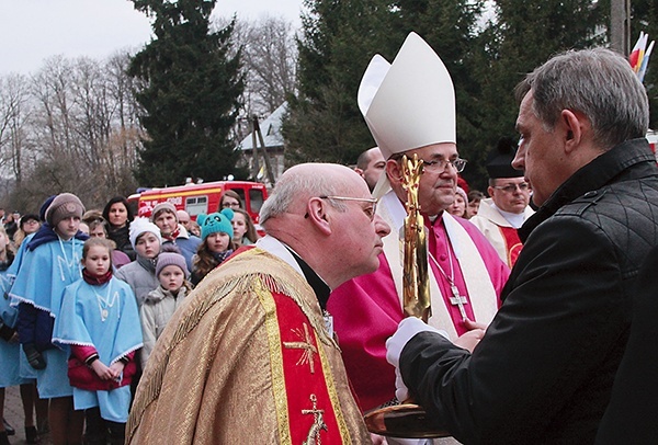  Cześć relikwiom św. Jana Pawła II oddaje proboszcz Siedlisk-Bogusz ks. Ryszard Radoń