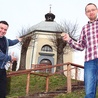  Ks. Mateusz Urdzela (z lewej) i Jarosław Komorowski pod kaplicą Świętego Krzyża w Boguszynie.  To tam dobiegną uczestnicy „Biegu do Serca”
