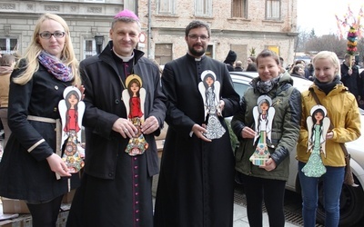 Wolontariuszki akcji "Zostań aniołem!" z bp. Romanem Pindlem i ks. Piotrem Hoffmannem - diecezjalnym duszpasterzem młodzieży