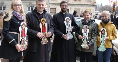 Wolontariuszki akcji "Zostań aniołem!" z bp. Romanem Pindlem i ks. Piotrem Hoffmannem - diecezjalnym duszpasterzem młodzieży
