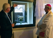  Ks. Rudolf Badura, dyrektor Caritas gliwickiej, i bp Jan Kopiec,  który poświęcił okno życia po nabożeństwie w kaplicy sióstr