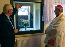  Ks. Rudolf Badura, dyrektor Caritas gliwickiej, i bp Jan Kopiec,  który poświęcił okno życia po nabożeństwie w kaplicy sióstr