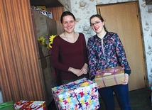  Helena Kmieć i Aldona Malinowska z przygotowanymi paczkami