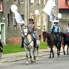  Pomysłodawca sztafety ks. Rafał Przybyła (pierwszy z lewej) wystartuje w grupie na koniach