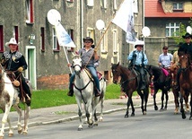  Pomysłodawca sztafety ks. Rafał Przybyła (pierwszy z lewej) wystartuje w grupie na koniach