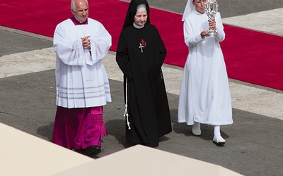S. Marie Simon-Pierre (z prawej)podczas beatyfikacji Jana Pawła II. – Szłam obok s. Tobiany, polskiej pielęgniarki ojca świętego. Relikwiarz był ciężki, ale czułam się prowadzona przez aniołów, a jednocześnie miałam wrażenie, że niosę cały świat – wspomina