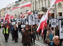 Pamięć o ofiarach katastrofy jest wciąż żywa, o czym świadczą manifestacje w każdą rocznicę tragedii