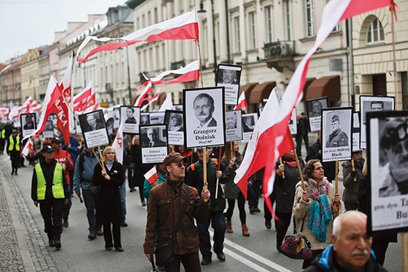 Pamięć o ofiarach katastrofy jest wciąż żywa, o czym świadczą manifestacje w każdą rocznicę tragedii