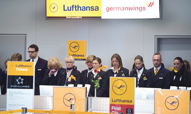 Minuta ciszy dzień po katastrofie była szczególnie przejmująca w siedzibie linii lotniczych Lufthansa i Germanwings