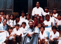 O. Michał w otoczeniu swoich peruwiańskich parafian