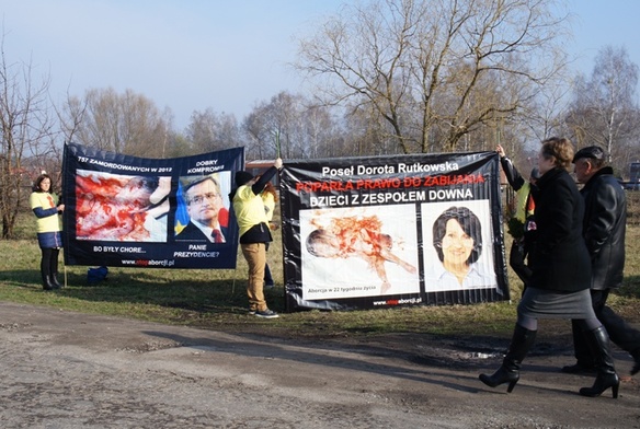 Transparenty ze zdjęciami abortowanych dzieci i twarzami polityków wywołały skrajne emocje wśród mieszkańców