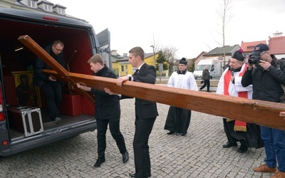 Krzyż z samochodu-kaplicy jako pierwszy z pomocą młodzieży wynosił ks. Mariusz Wilk, jeden z diecezjalnych koordynatorów przygotowań do ŚDM